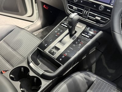 2024 Porsche MACAN thumbnail 18