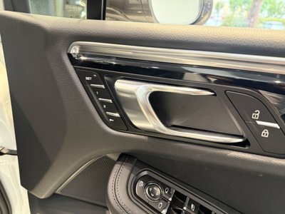 2024 Porsche MACAN photo 15