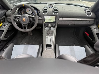 2024 Porsche 718 SPYDER photo 2
