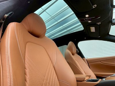 2024 Aston Martin DBX photo 4