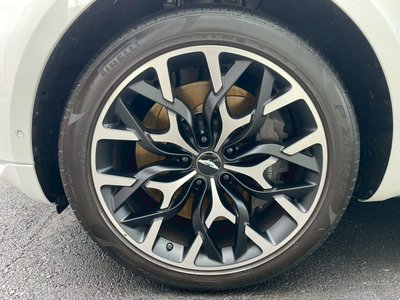 2024 Aston Martin DBX — миниатюра 32