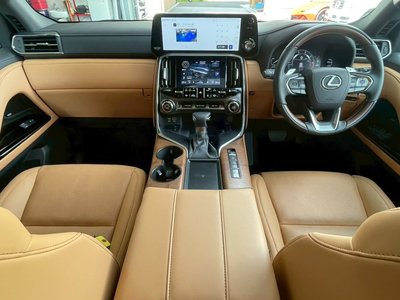 2024 Aston Martin DBX photo 2