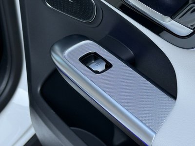 2025 Mercedes-BENZ GLC thumbnail 37