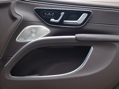 صورة 15 لـ 2026 Mercedes-BENZ EQS SUV MAYBACH