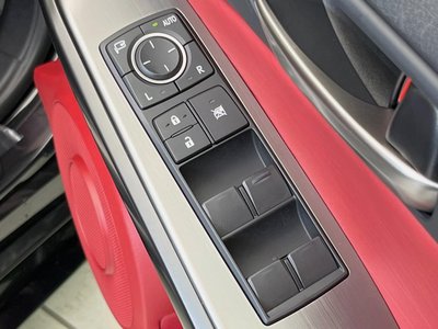 2025 Lexus IS thumbnail 36
