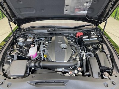 2025 Lexus IS thumbnail 18