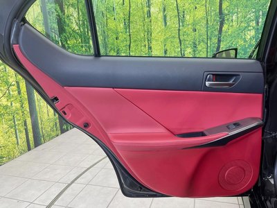 2025 Lexus IS thumbnail 32
