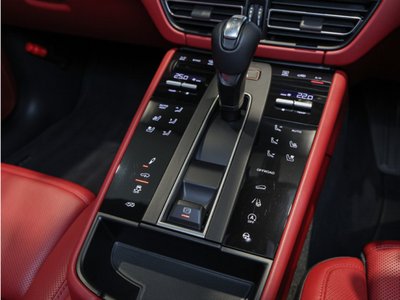 2024 Porsche MACAN photo 15