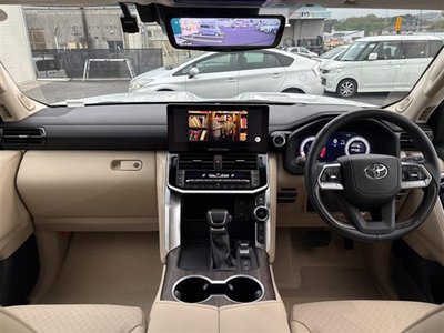 2025 Toyota LAND CRUISER 300 photo 2