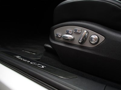 2024 Porsche MACAN thumbnail 30