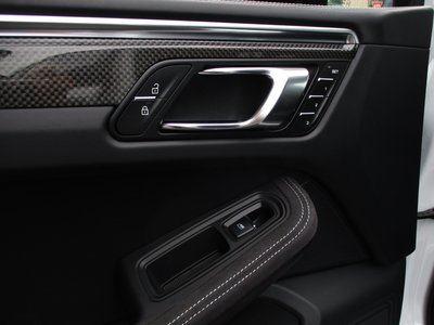 2024 Porsche MACAN thumbnail 32