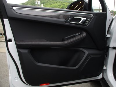 2024 Porsche MACAN thumbnail 31