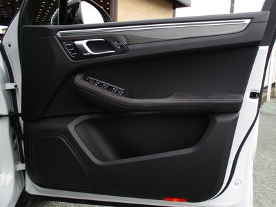 2024 Porsche MACAN thumbnail 25