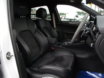 2024 Porsche MACAN photo 12