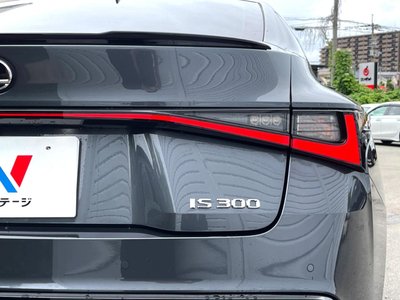 2021 Lexus IS thumbnail 33
