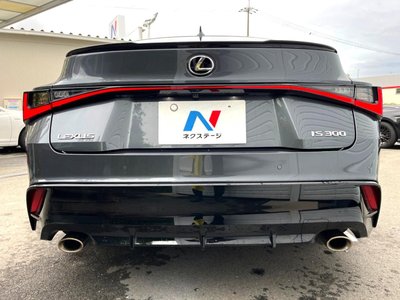2021 Lexus IS photo 16