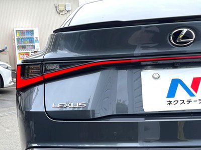 2021 Lexus IS thumbnail 32
