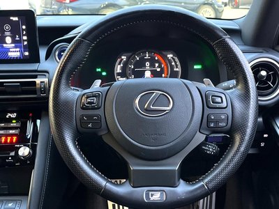 2022 Lexus IS photo 13