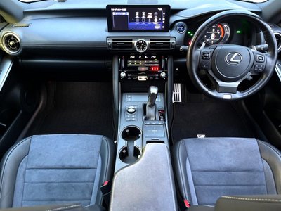 2022 Lexus IS photo 3