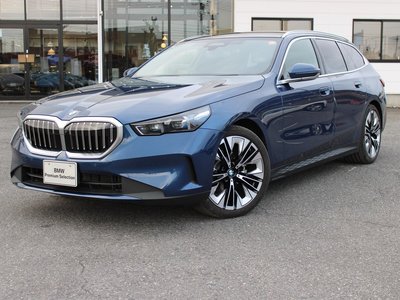 2025 BMW 5 SERIES TOURING photo 2