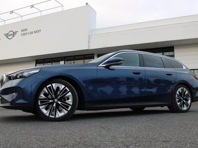 2025 BMW 5 SERIES TOURING photo 9