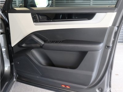 2023 Porsche CAYENNE photo 13
