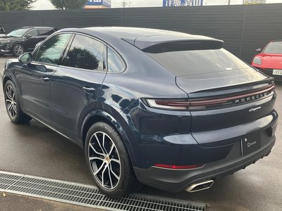 2024 Porsche CAYENNE photo 2