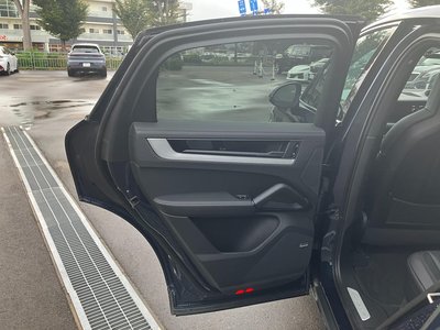 2024 Porsche CAYENNE thumbnail 24