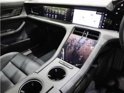 صورة 17 لـ 2021 Porsche TAYCAN