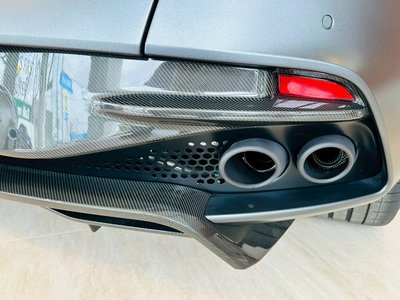 صورة 11 لـ 2026 Aston Martin DBS SUPERLEGGERA VOLANTE
