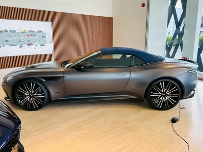 صورة 9 لـ 2026 Aston Martin DBS SUPERLEGGERA VOLANTE