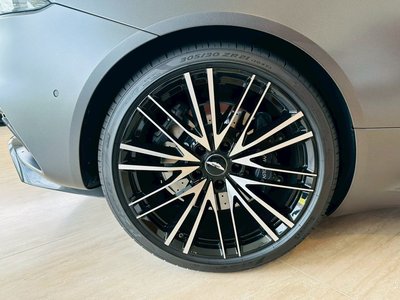 صورة 13 لـ 2026 Aston Martin DBS SUPERLEGGERA VOLANTE
