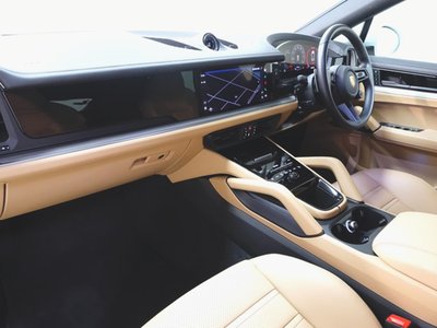 2024 Porsche CAYENNE photo 11