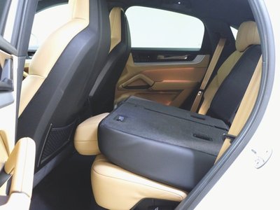 2024 Porsche CAYENNE thumbnail 30