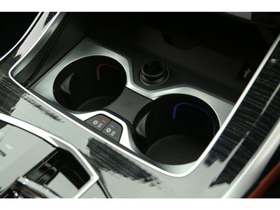 2025 BMW X7 thumbnail 35