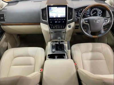 صورة مصغرة 2 لـ 2018 Toyota LAND CRUISER 200
