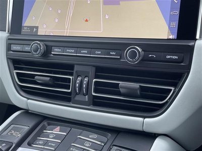 2021 Porsche MACAN photo 16