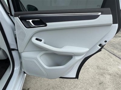 2021 Porsche MACAN thumbnail 26