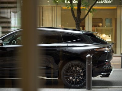 2022 Aston Martin DBX photo 2