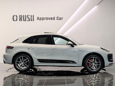 2025 Porsche MACAN photo 2