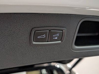 2025 Porsche MACAN thumbnail 38