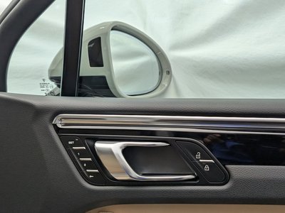 2025 Porsche MACAN thumbnail 32