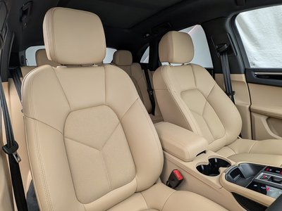2025 Porsche MACAN photo 12