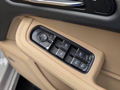 2025 Porsche MACAN thumbnail 33