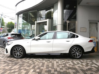 2025 BMW 5 SERIES photo 7
