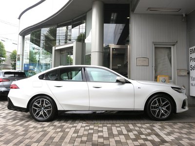 2025 BMW 5 SERIES photo 6