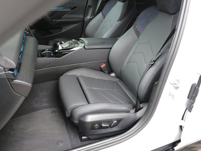 2025 BMW 5 SERIES photo 4