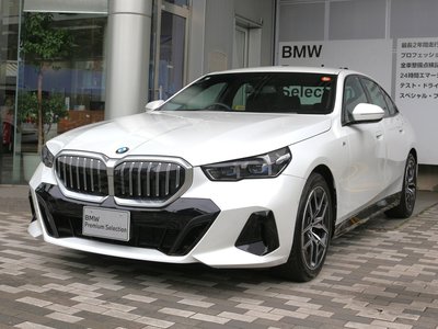 2025 BMW 5 SERIES photo 11