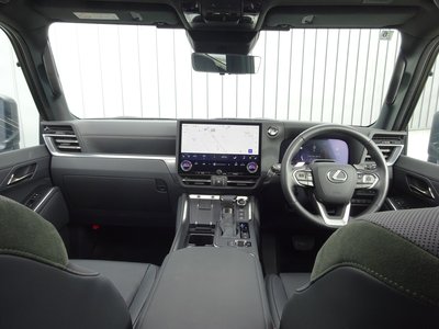 صورة 8 لـ 2025 Lexus GX