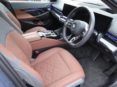 2025 BMW 5 SERIES — фото 9